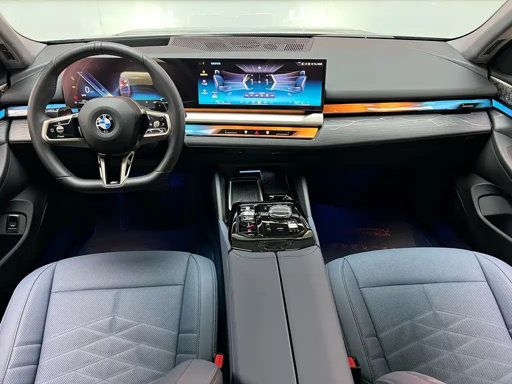 BMW 5 Series 2025 — фото 12