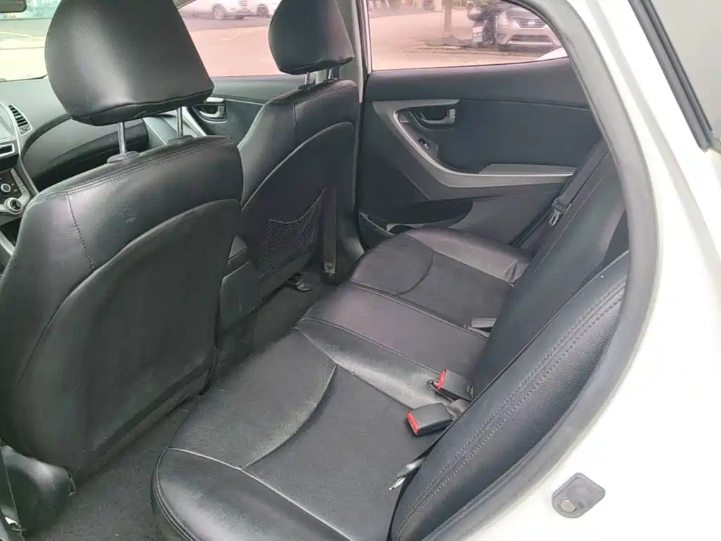Hyundai Elantra 2017 — фото 17