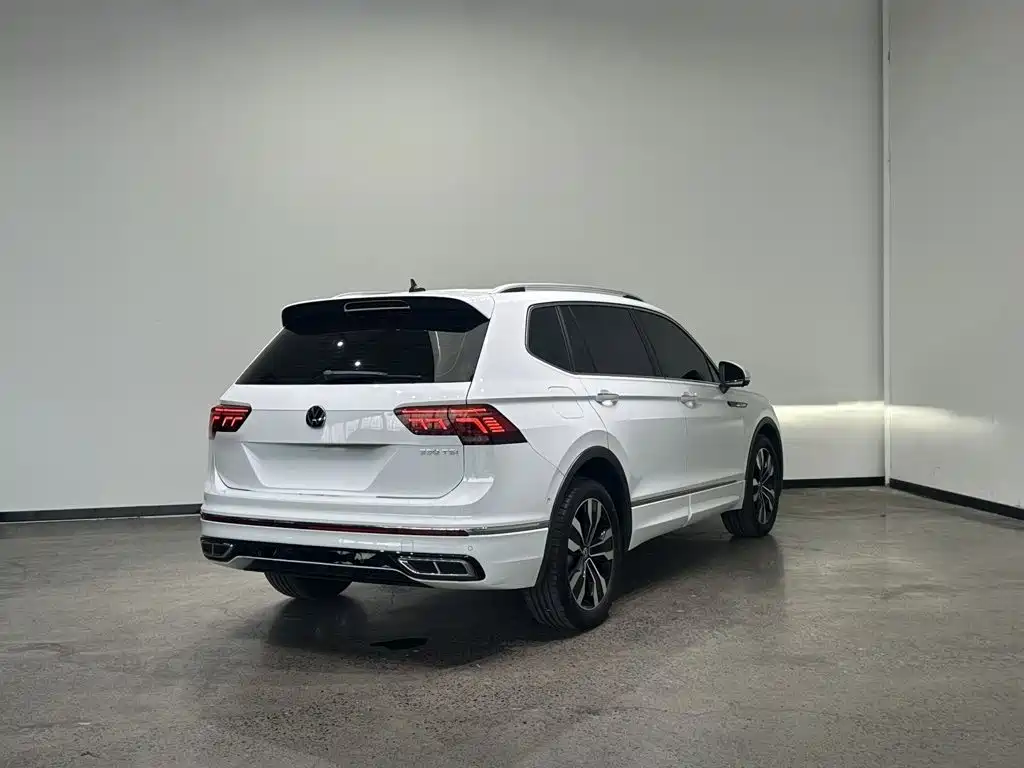 Volkswagen Tiguan L 2023 — фото 6