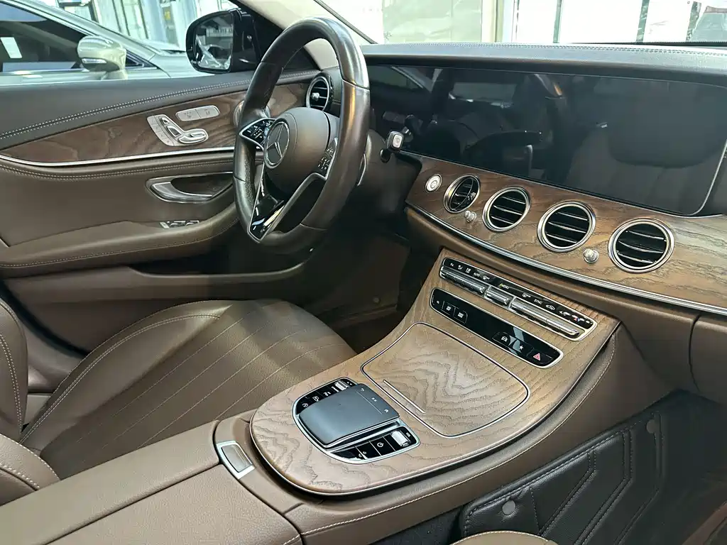 Mercedes-Benz E-Class 2024 — фото 12
