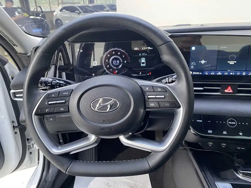 Hyundai Elantra 2023 — фото 17