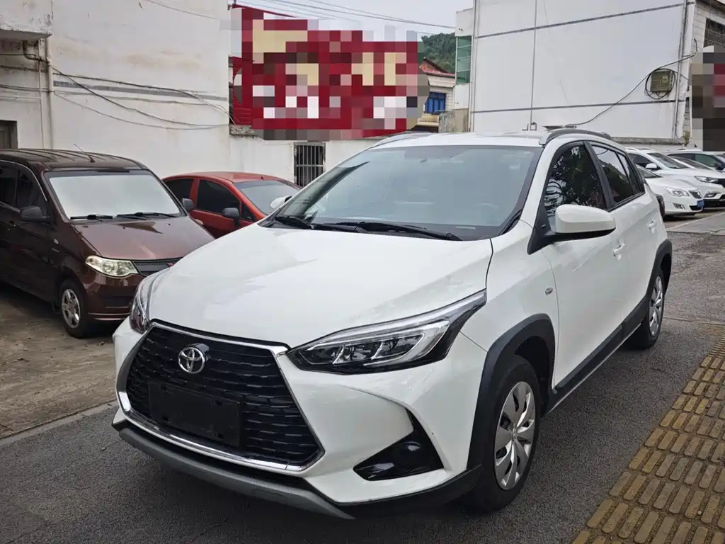 Toyota Yaris L 2022 — фото 1