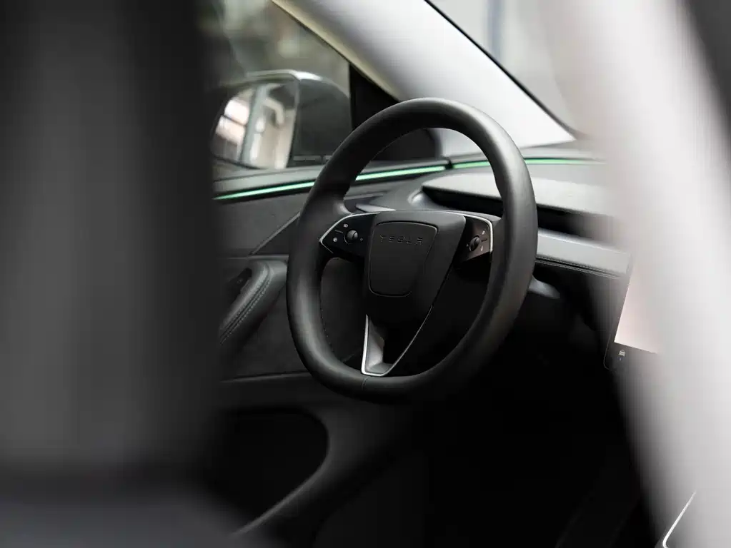 Tesla Model Y 2025 — фото 12