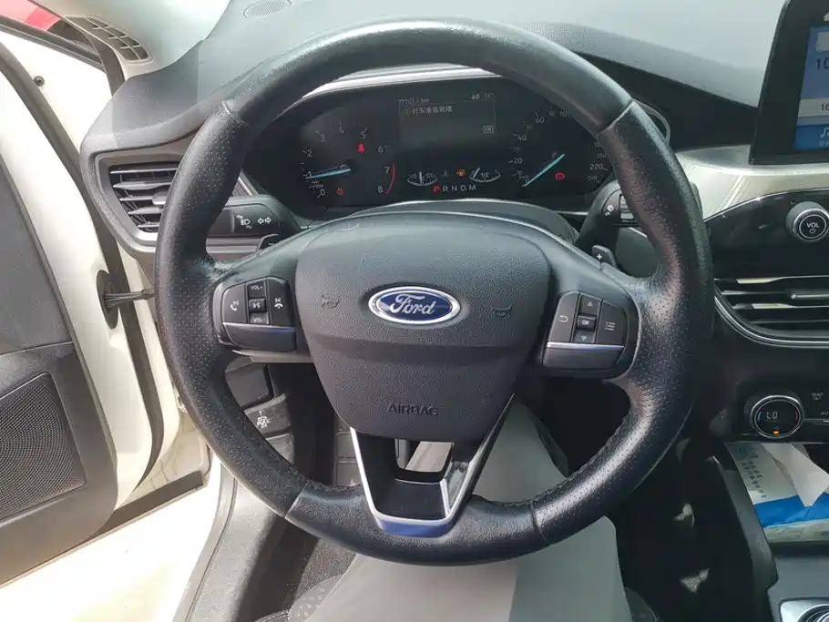 Ford Focus 2019 — фото 15