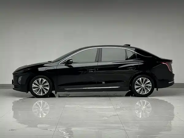 Hongqi E-QM5 2025