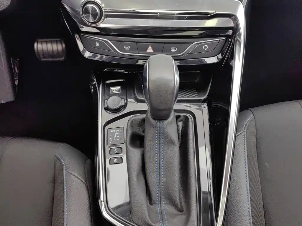 Peugeot 308 2017 — фото 13