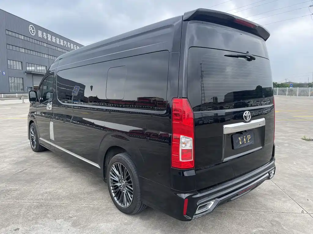 Toyota Hiace 2024 — фото 23