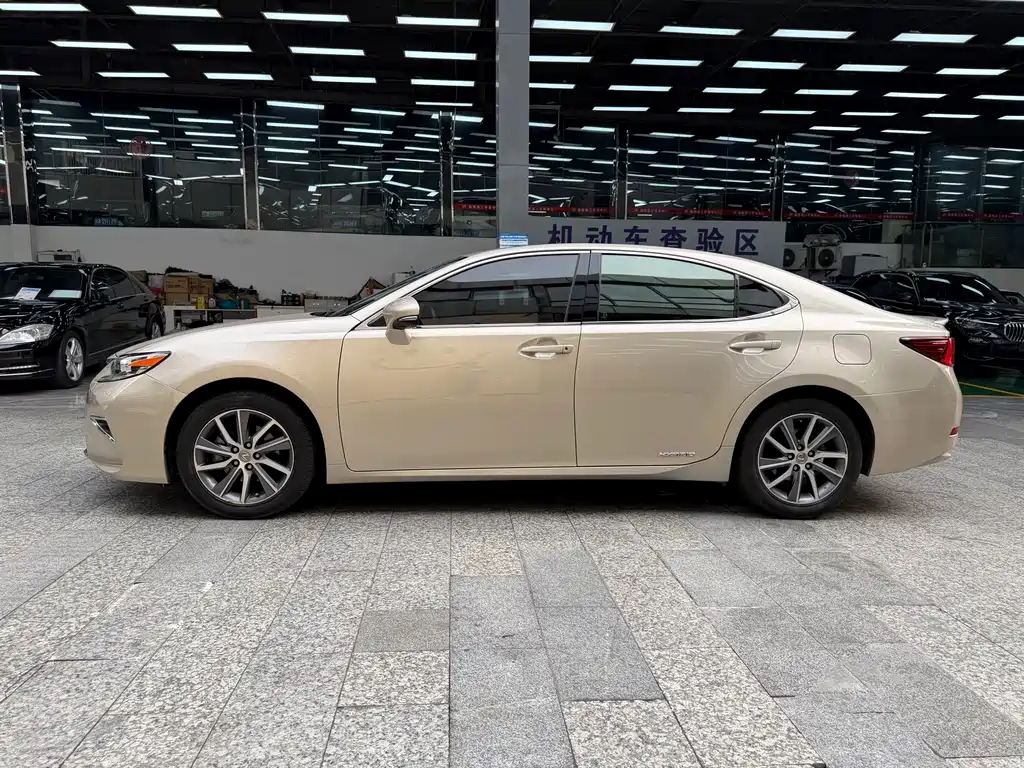 Lexus ES 2016 — фото 16