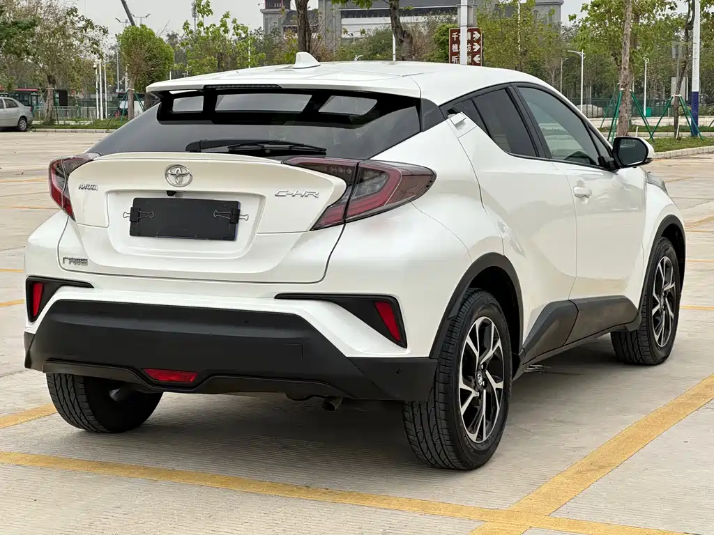 Toyota C-HR 2018 — фото 37