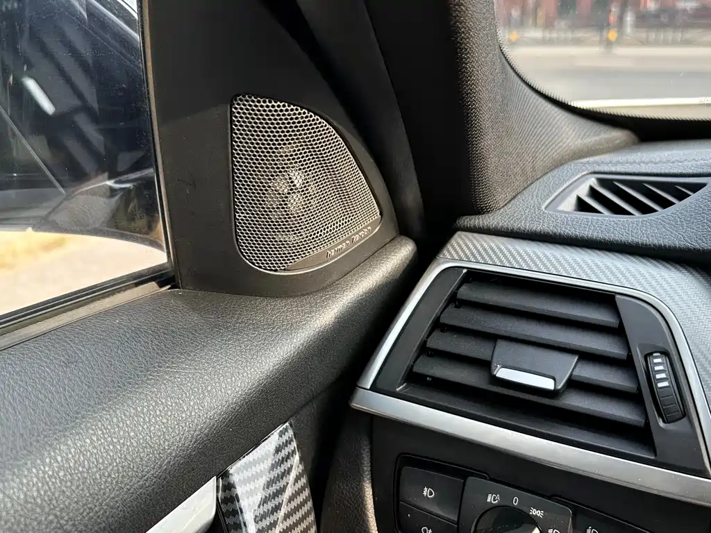 BMW 3 Series 2019 — фото 10