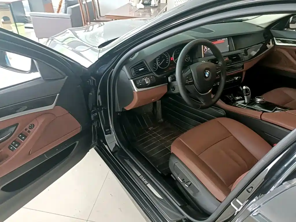 BMW 5 Series 2017 — фото 16