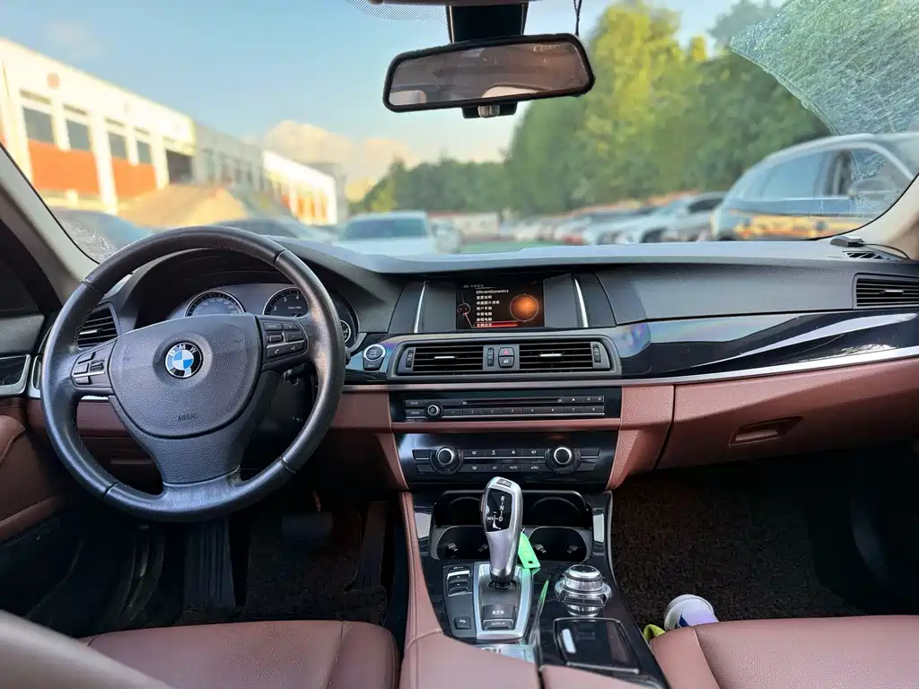 BMW 5 Series 2017 — фото 15