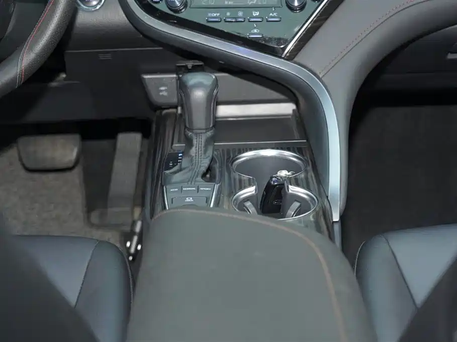 Toyota Camry 2019 — фото 18