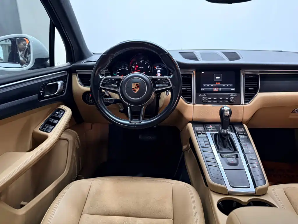 Porsche Macan 2017 — фото 16