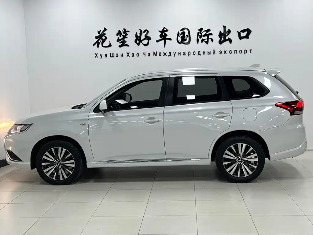 Mitsubishi Outlander 2022 — фото 4