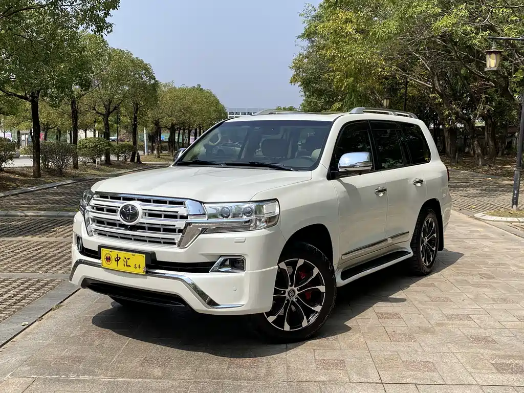 Toyota Land Cruiser 2017 — фото 1