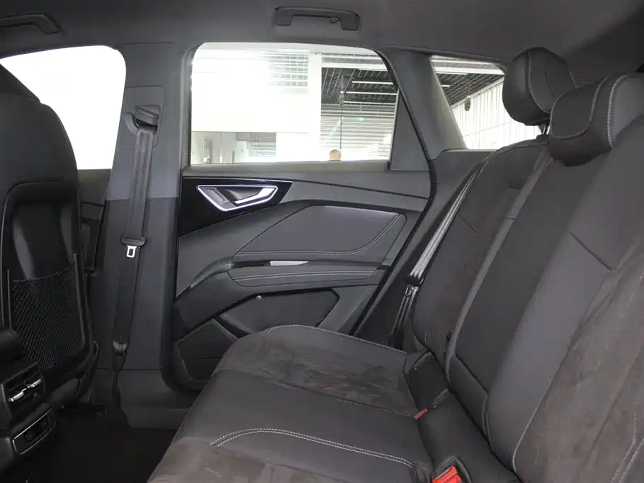 Audi Q4 e-tron 2023 — фото 12