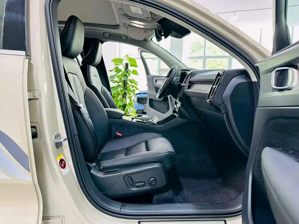 Volvo XC40 2024 — фото 11