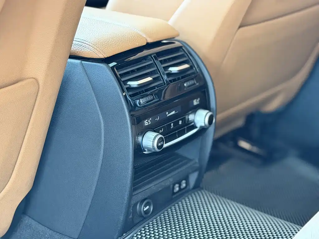 BMW 5 Series 2020 — фото 16