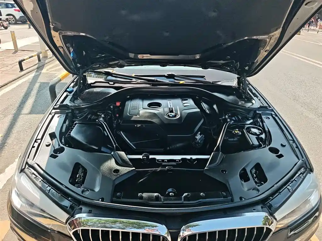 BMW 5 Series 2018 — фото 16