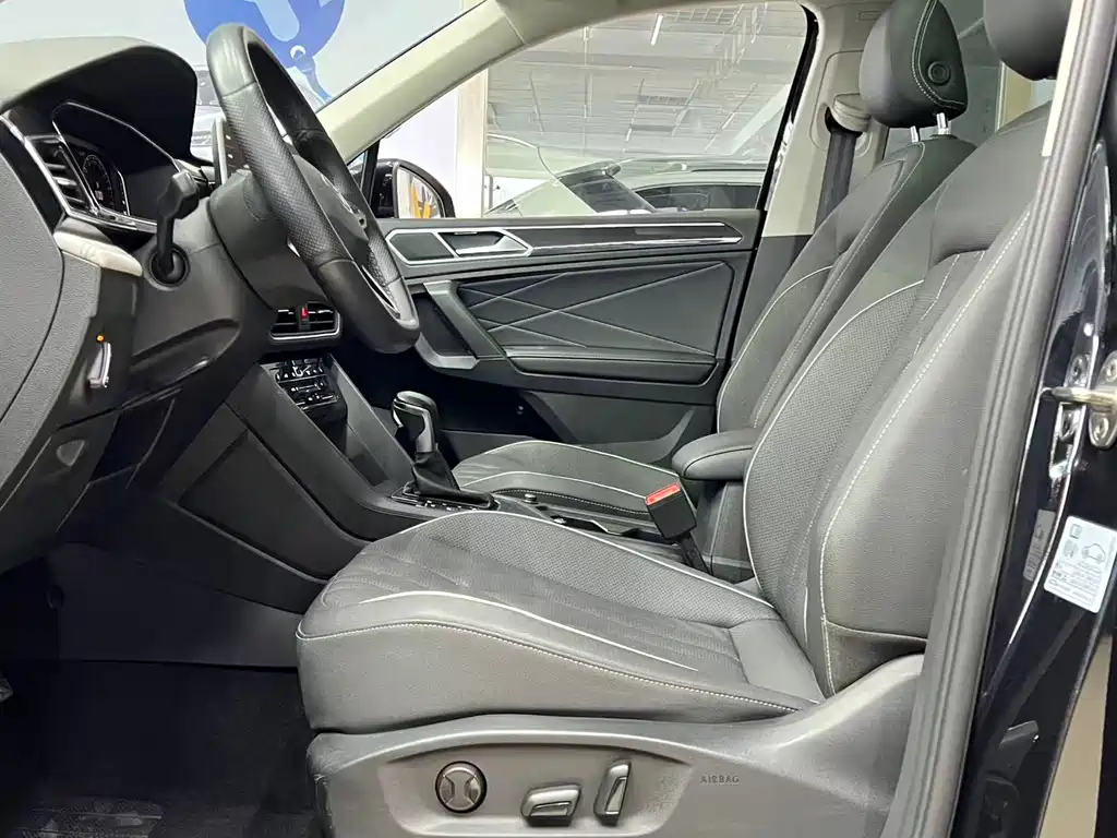 Volkswagen Tiguan L 2023 — фото 15