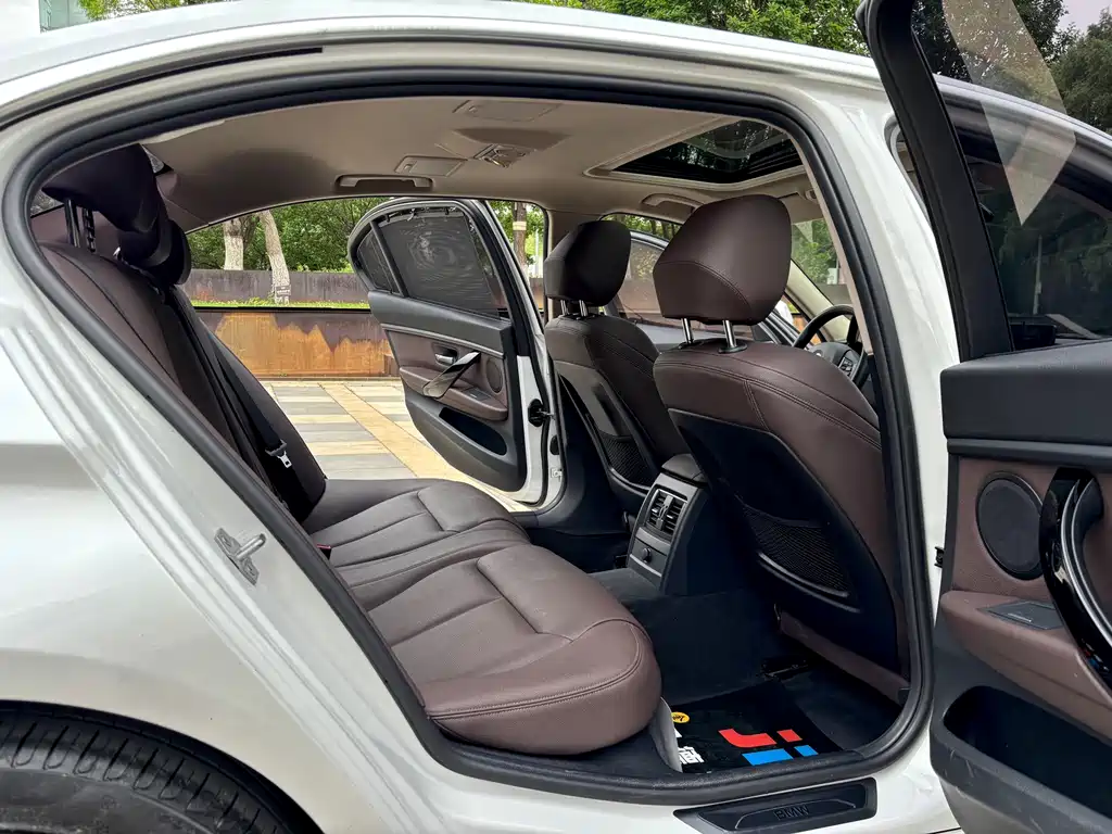 BMW 3 Series 2019 — фото 18