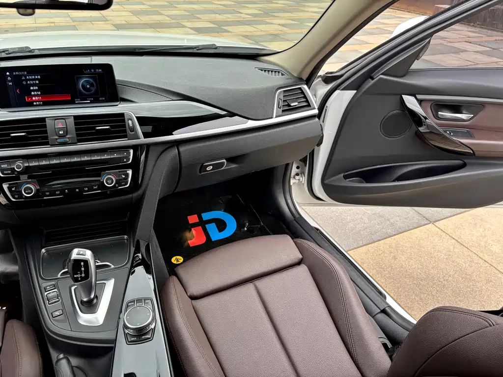 BMW 3 Series 2019 — фото 23