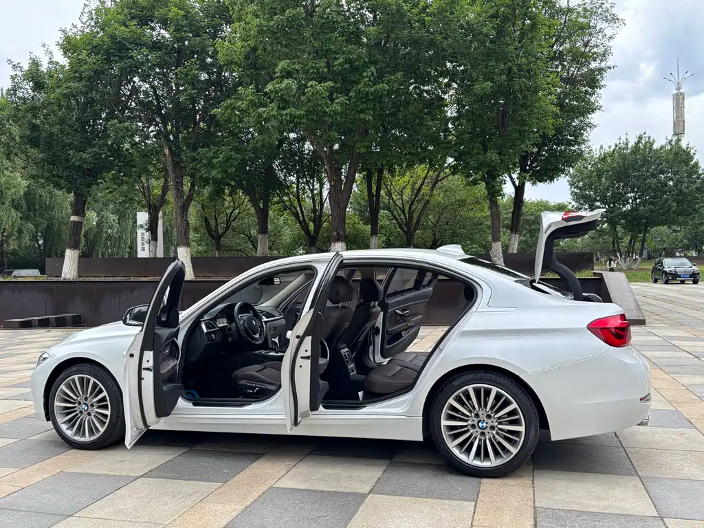 BMW 3 Series 2019 — фото 10