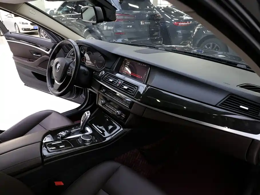 BMW 5 Series 2017 — фото 17