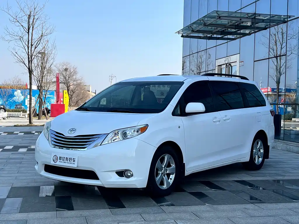 Toyota Sienna 2017 — фото 1