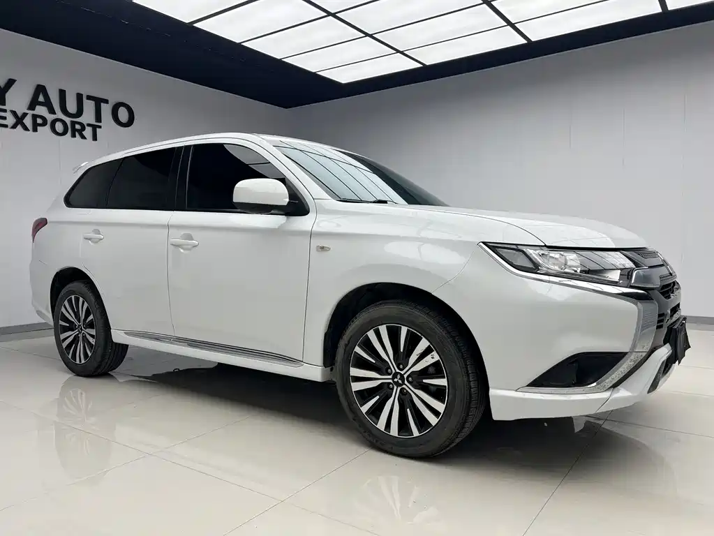 Mitsubishi Outlander 2021 — фото 3