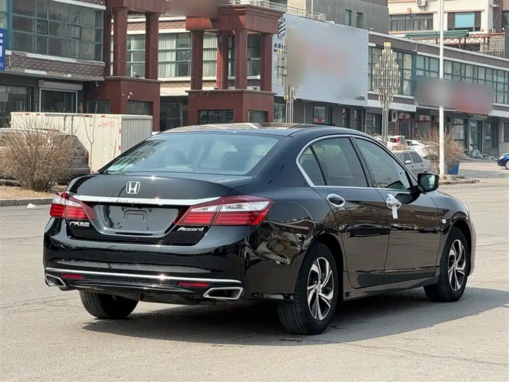 Honda Accord 2018 — фото 10