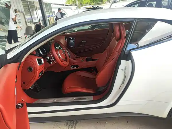 Aston Martin DB11 2022