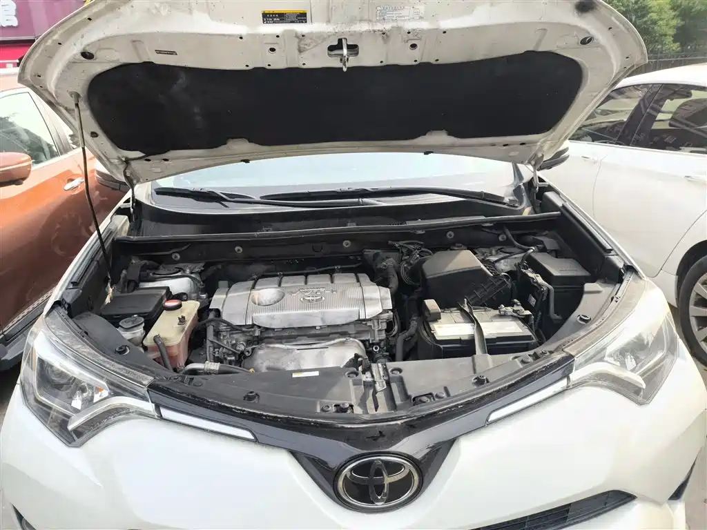 Toyota RAV4 2018 — фото 20