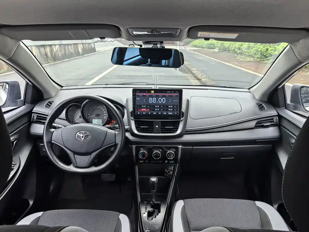 Toyota Yaris L 2020 — фото 8
