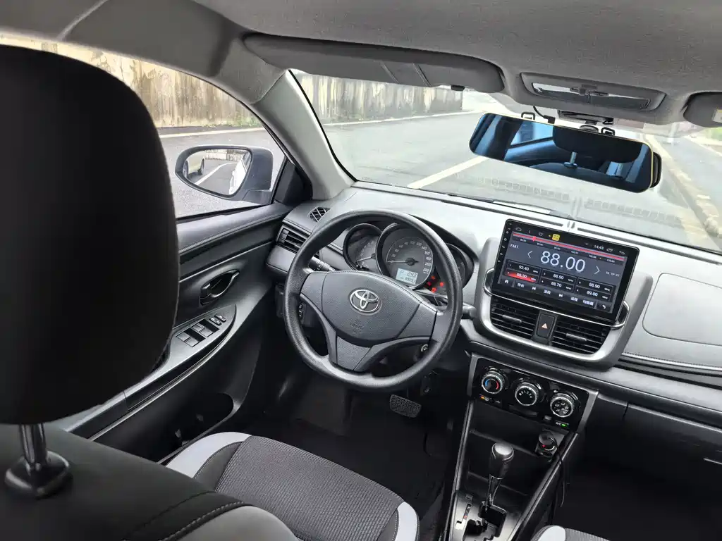Toyota Yaris L 2020 — фото 9