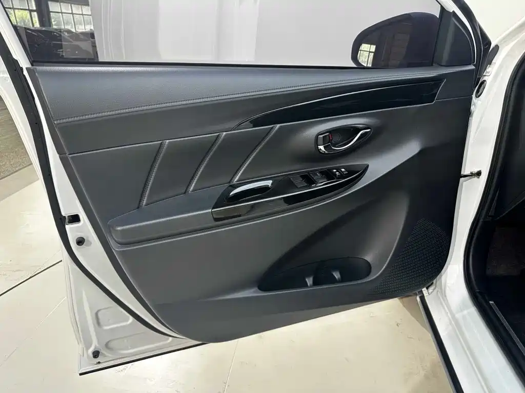 Toyota Yaris L 2022 — фото 26