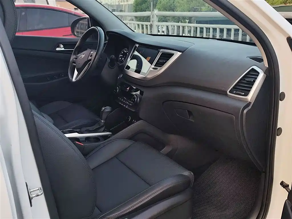 Hyundai Tucson 2017 — фото 12
