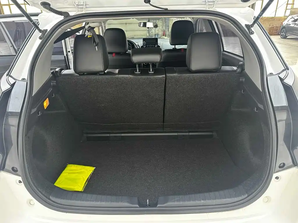 Toyota Yaris L 2022 — фото 10