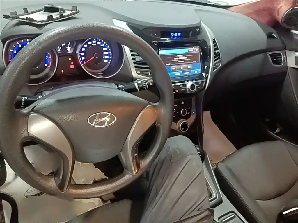 Hyundai Elantra Langdong 2018 — фото 10
