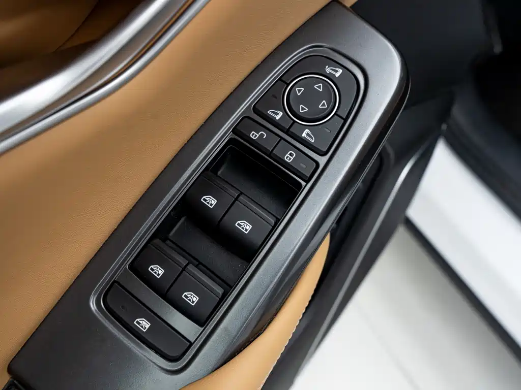 BYD L DM-i 2025 — фото 9