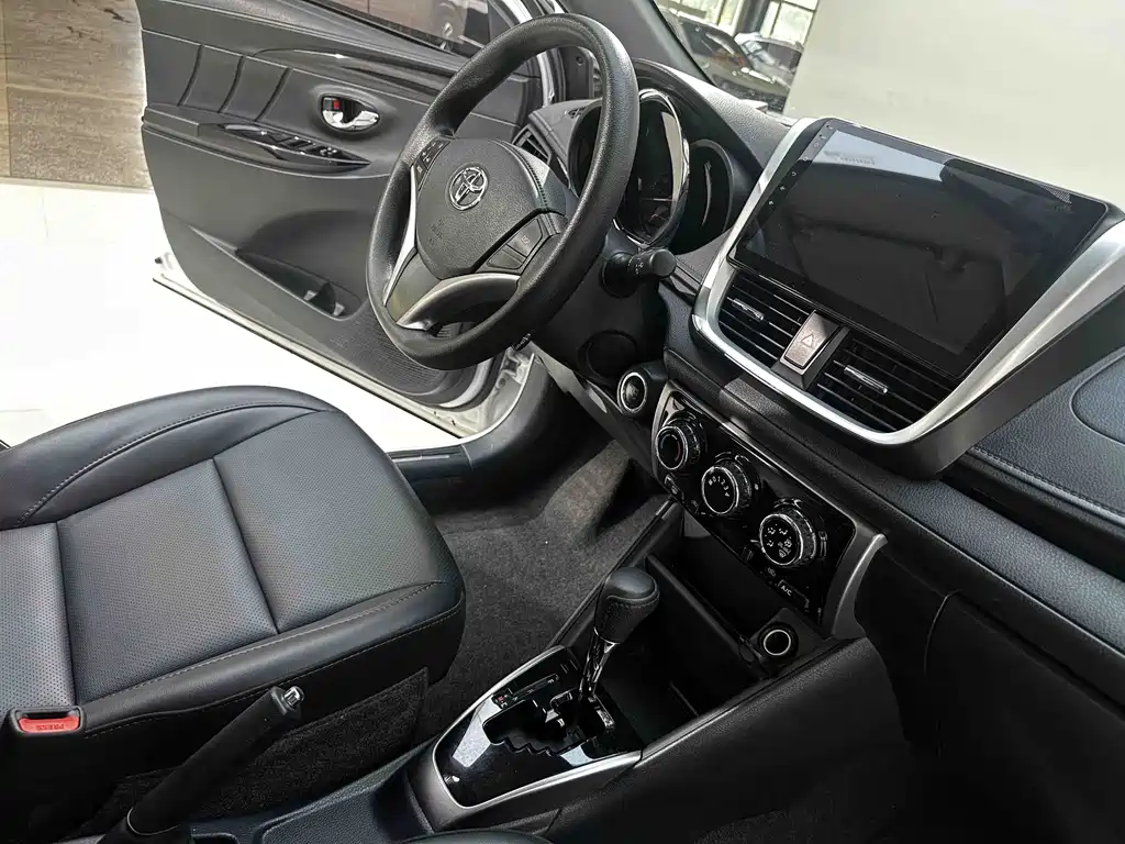 Toyota Yaris L 2022 — фото 16