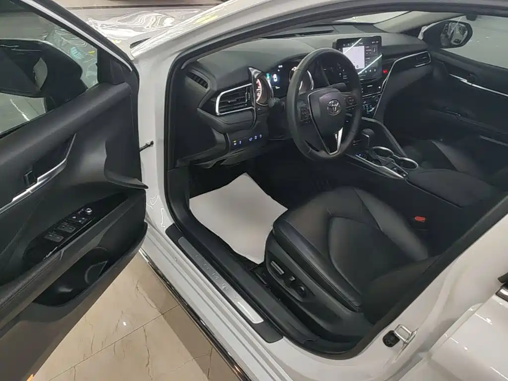 Toyota Camry 2023 — фото 16