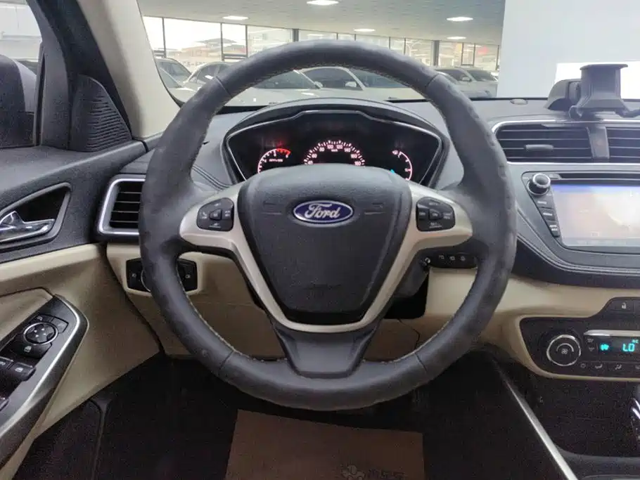 Ford Escort 2015 — фото 15