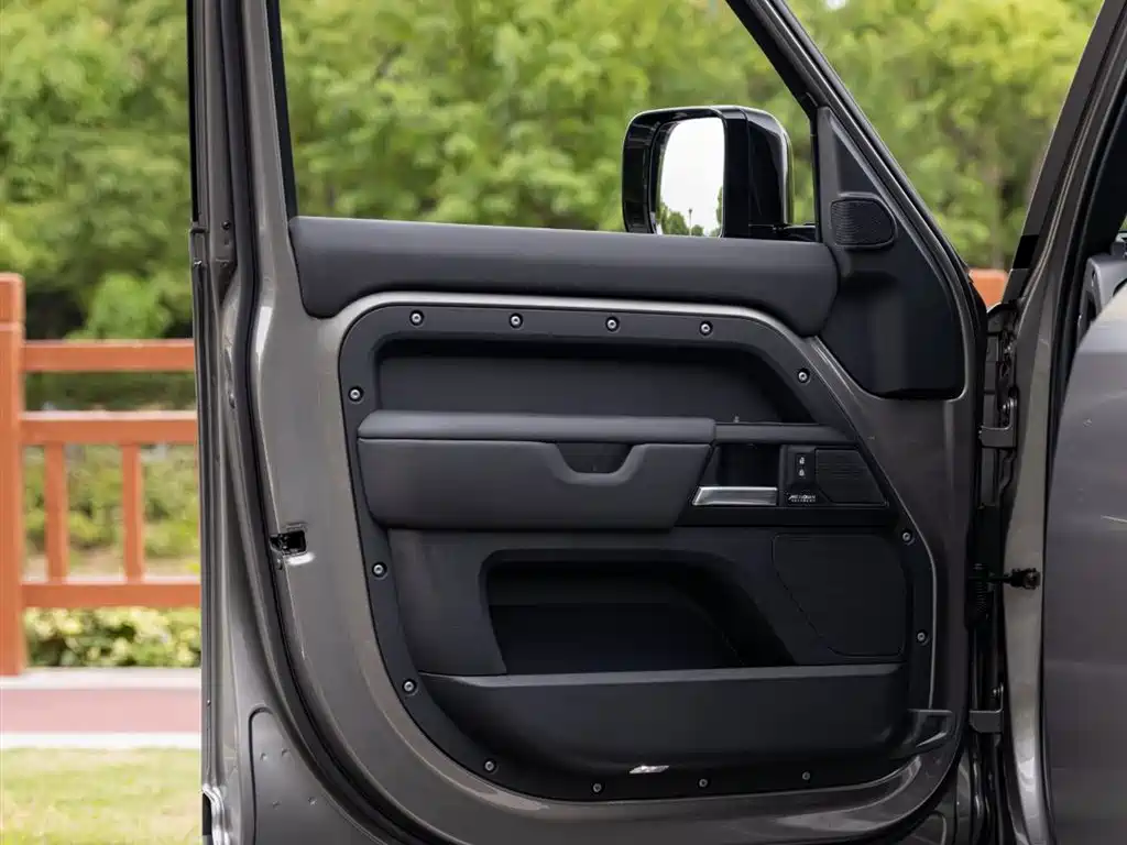 Land Rover Defender 2024 — фото 15
