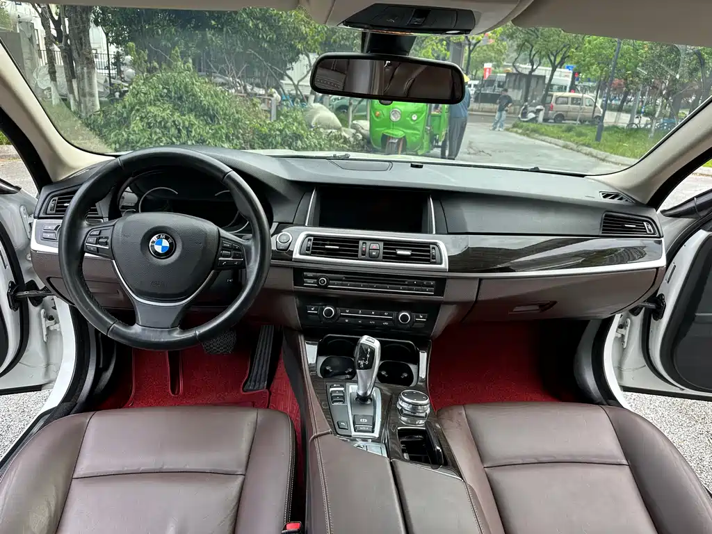 BMW 5 Series 2017 — фото 15