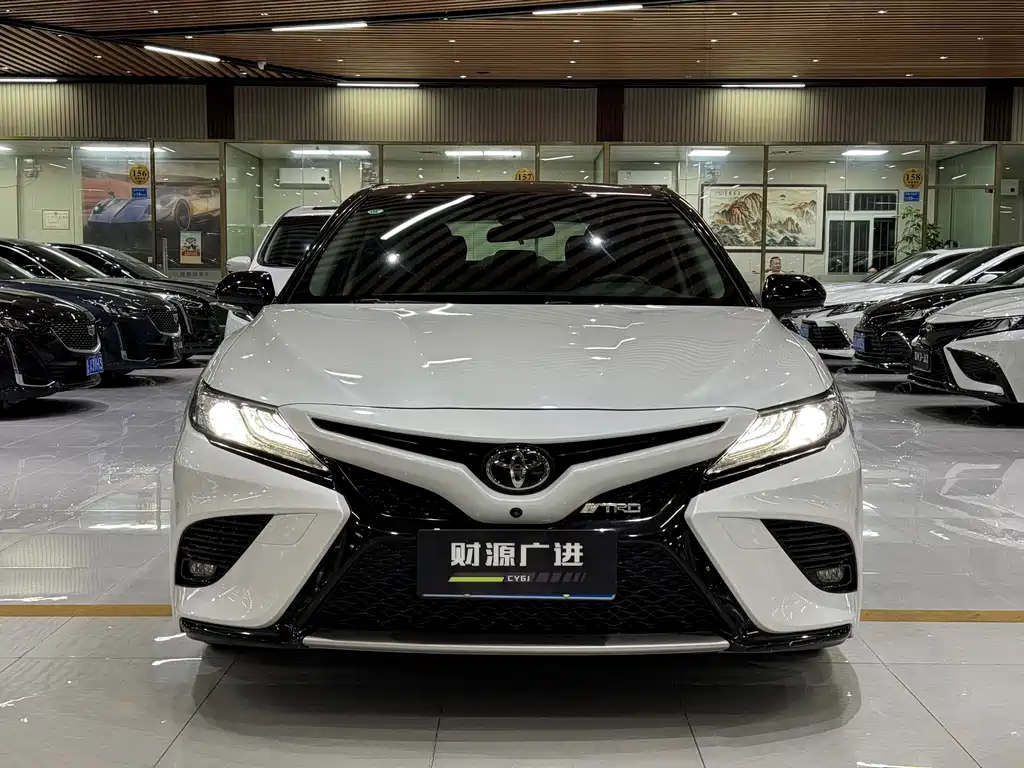 Toyota Camry 2018 — фото 2
