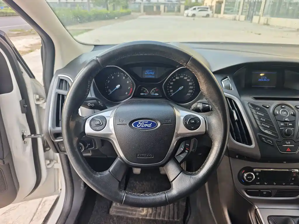 Ford Focus 2014 — фото 10