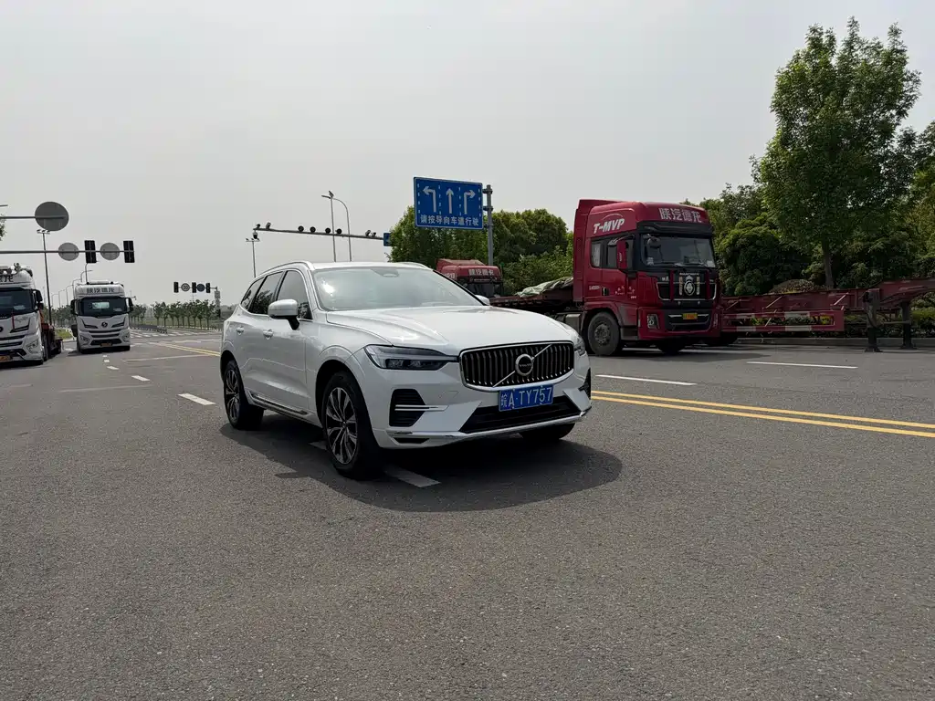Volvo XC60 2023 — фото 1