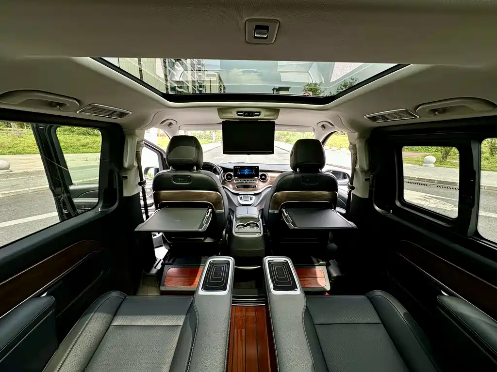 Mercedes-Benz V-Class 2021 — фото 16